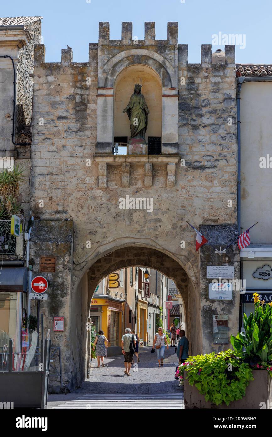 Arco alla città vecchia Place de la Liberation Saint Paul Trois Chateaux Nyons Drome France Foto Stock