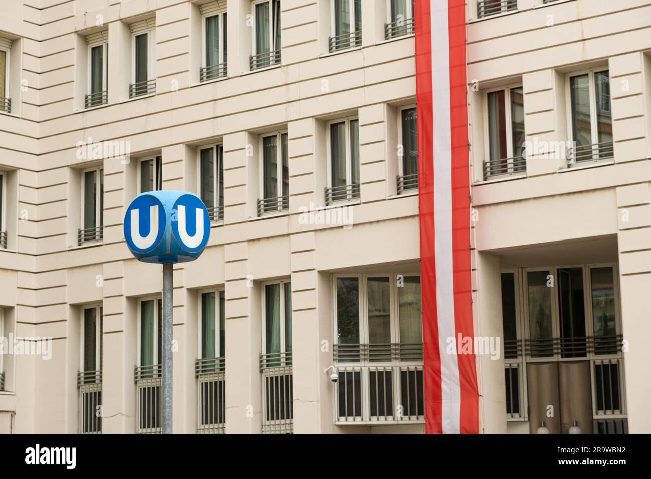 Metro in Austria, cartello U Subway e bandiera dell'Austria. Foto Stock