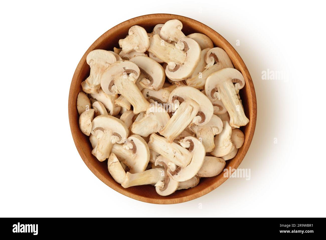 Funghi champignon a fette in un recipiente di legno su sfondo bianco Foto Stock