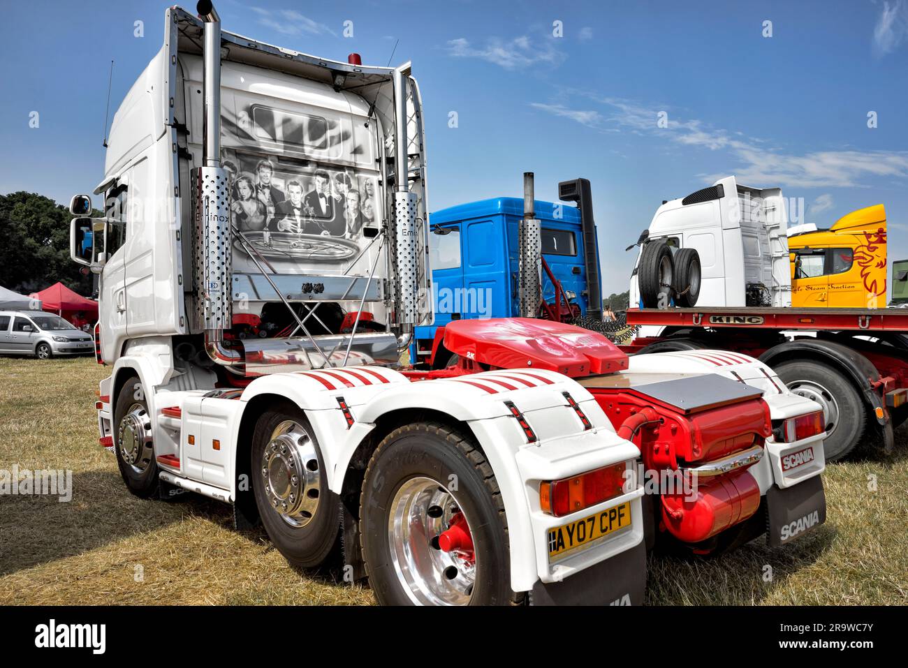 Verniciatura HGV. Lavori artistici e dipinti sulle cabine dei trattori per il trasporto Foto Stock