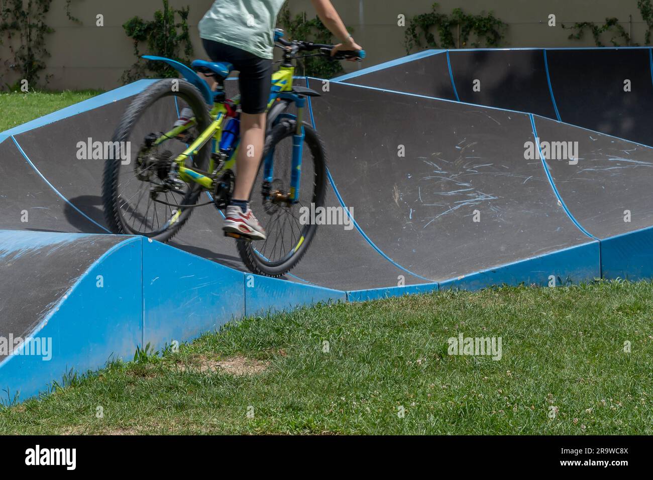 Una bicicletta si muove velocemente su una pista a pompa, Caslano, Svizzera Foto Stock