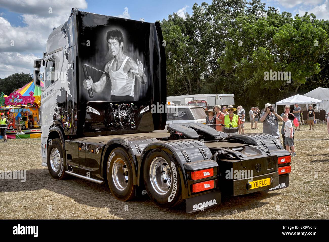 Verniciatura HGV. Lavori artistici e dipinti sulle cabine dei trattori per il trasporto Foto Stock