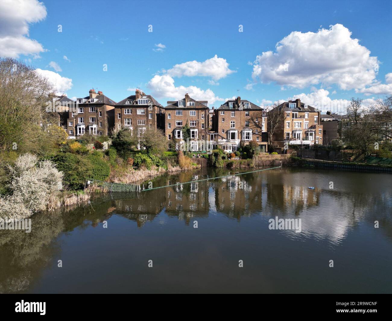 Una vista aerea del Parco Hamstead Heath circondato da edifici e acqua a Londra Foto Stock