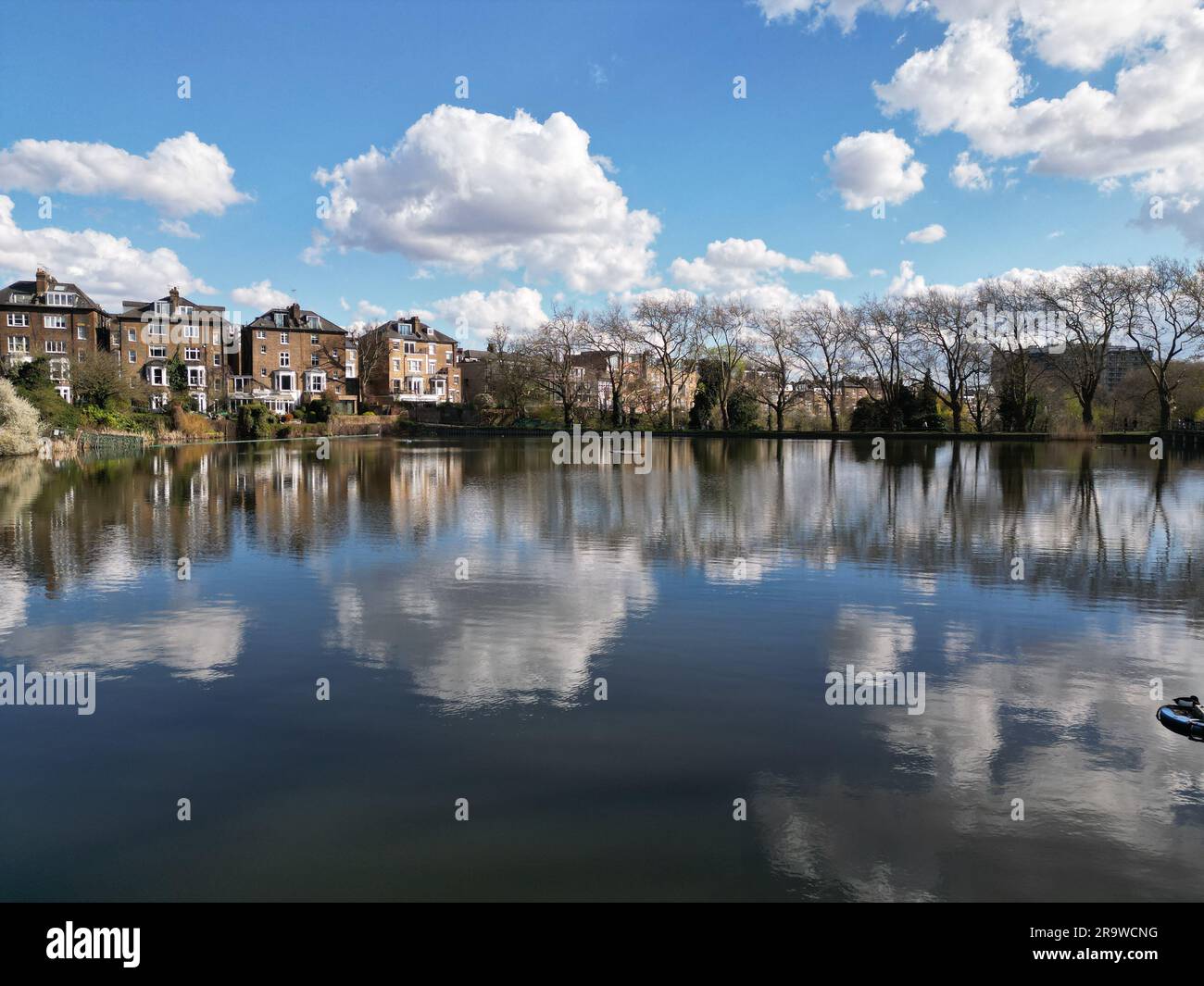 Una vista aerea del Parco Hamstead Heath circondato da edifici e acqua a Londra Foto Stock