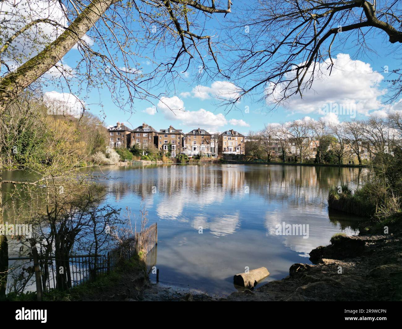 Una vista aerea del Parco Hamstead Heath circondato da edifici e acqua a Londra Foto Stock