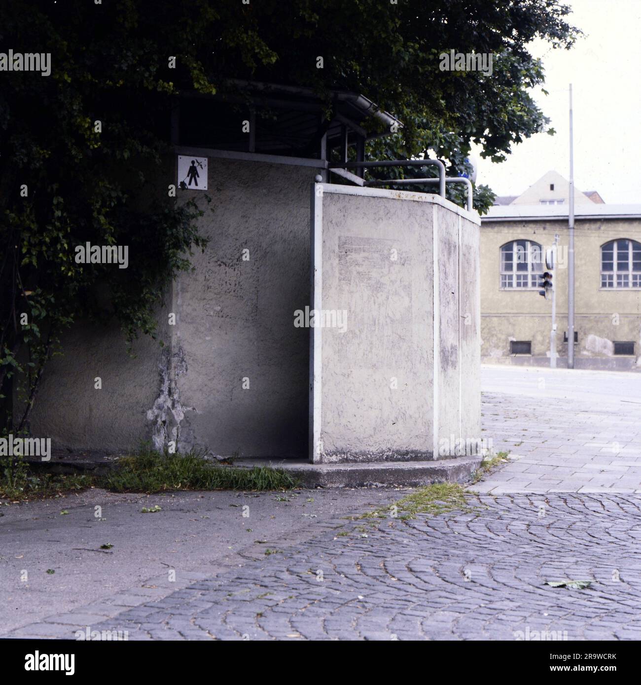 Architettura, servizi igienici, orinatoio pubblico, vista esterna, Monaco di Baviera, 1970S, DIRITTI-AGGIUNTIVI-CLEARANCE-INFO-NOT-AVAILABLE Foto Stock