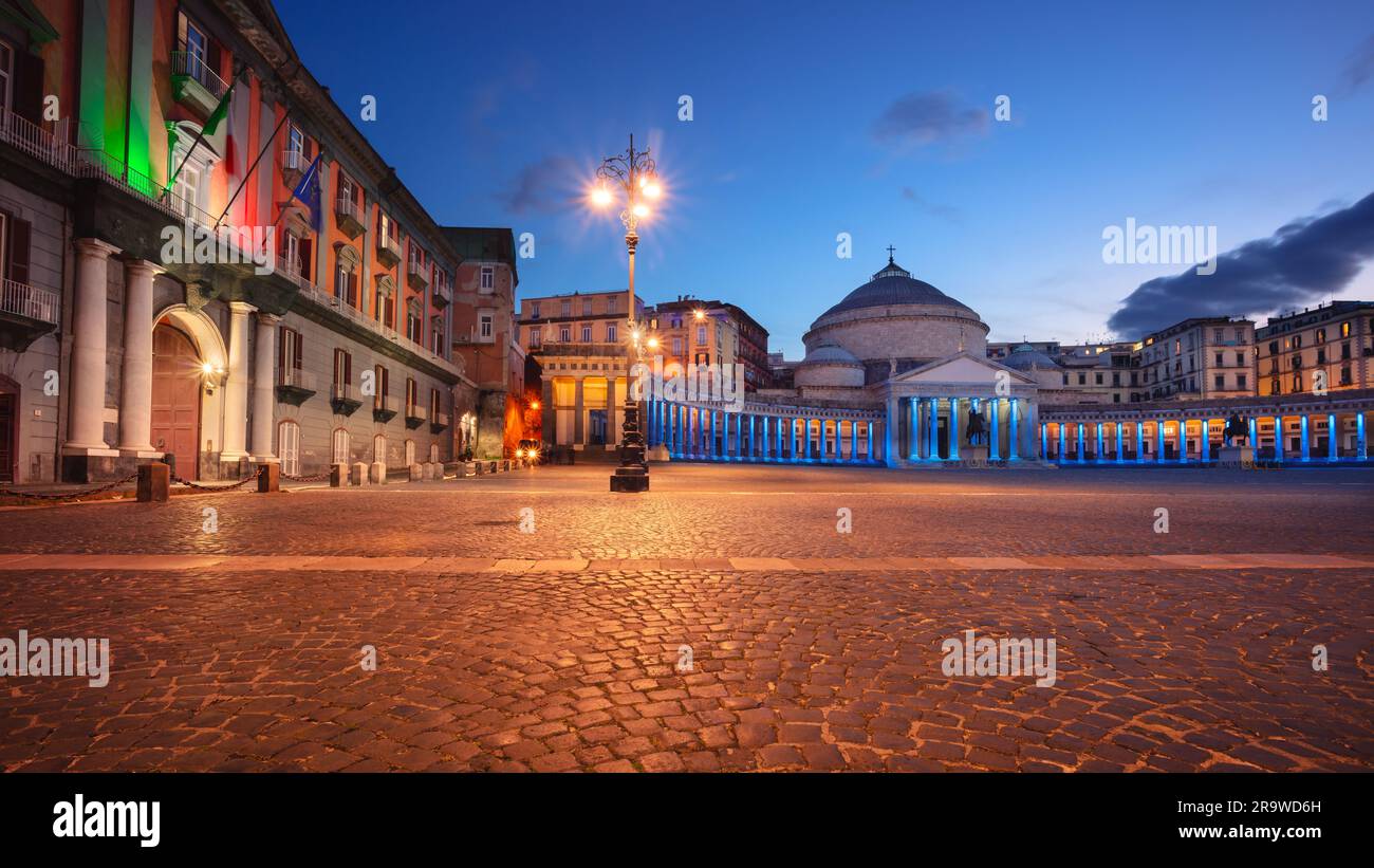 Napoli, Italia. Immagine del paesaggio urbano di Napoli, Italia, con la vista della grande piazza pubblica della città Piazza del Plebiscito di notte. Foto Stock