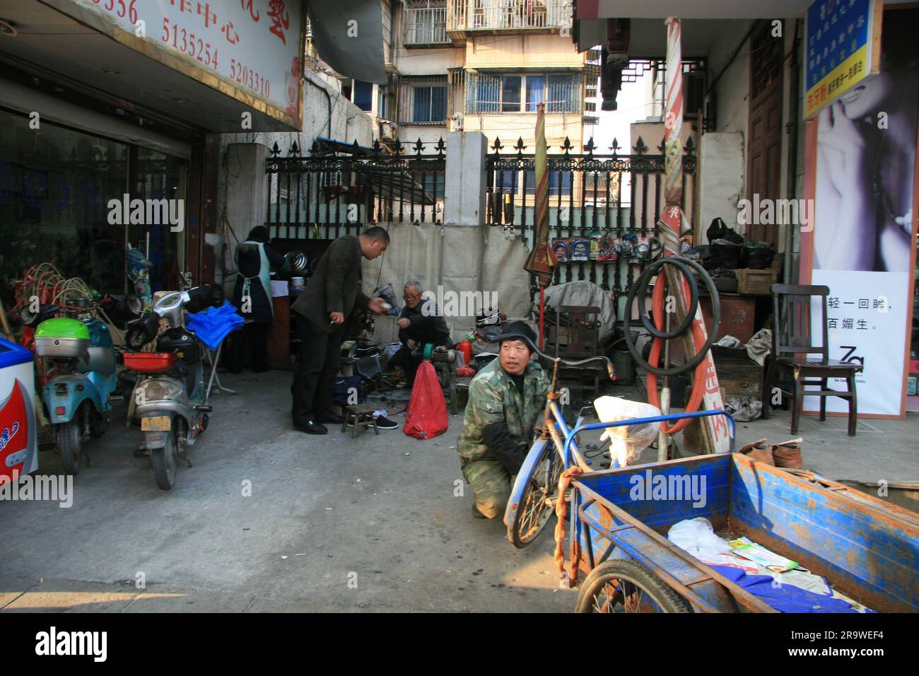 Negozio di riparazione di motociclette e biciclette in un cortile sul retro di Shaoxing, Zhejiang, Cina. Foto Stock