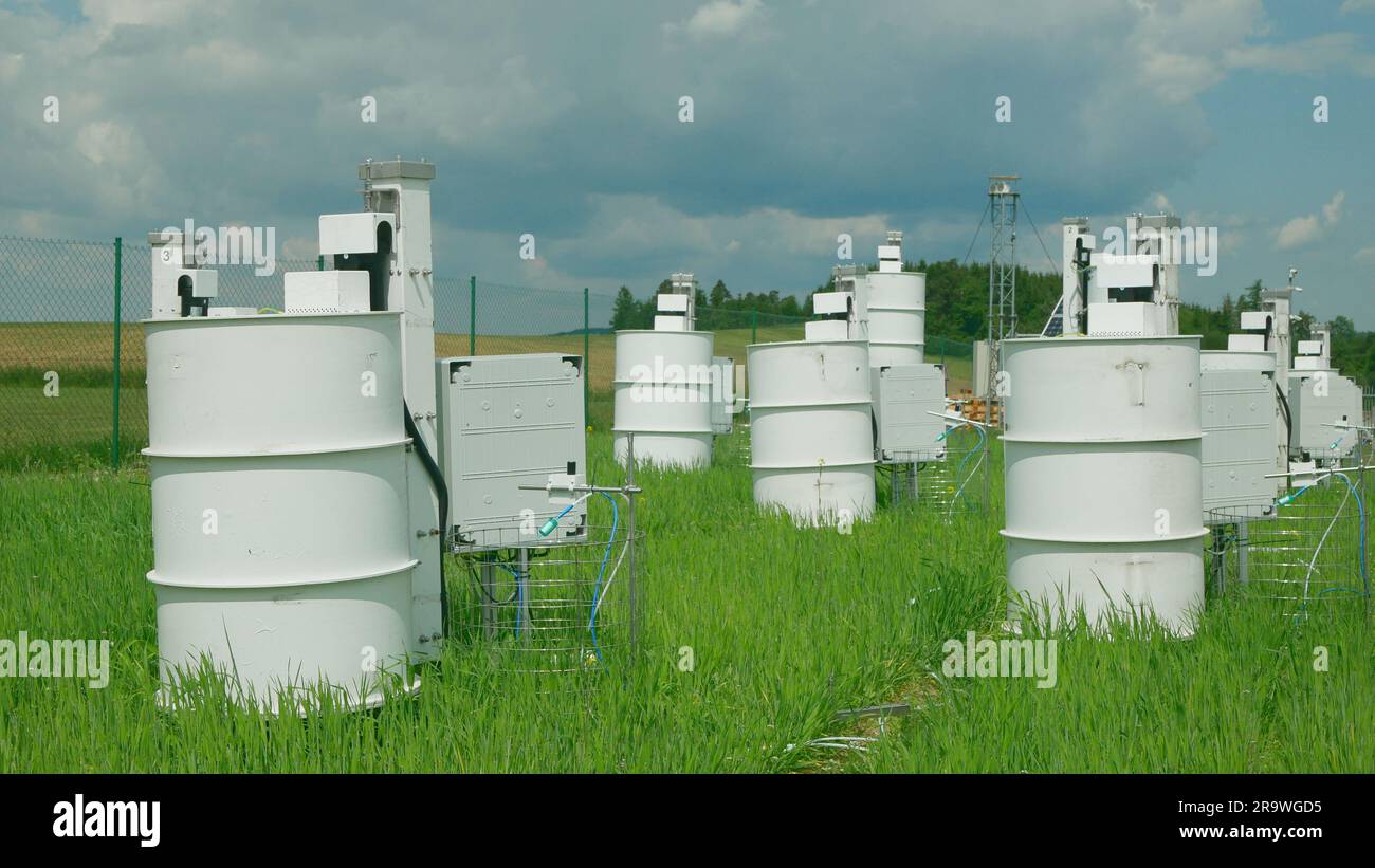 Misurazione scientifica respirazione frumento agricoltura comune campo Triticum aestivum scienza del suolo stazione scienziato tecnologia di lavoro terra di lavoro su di Foto Stock