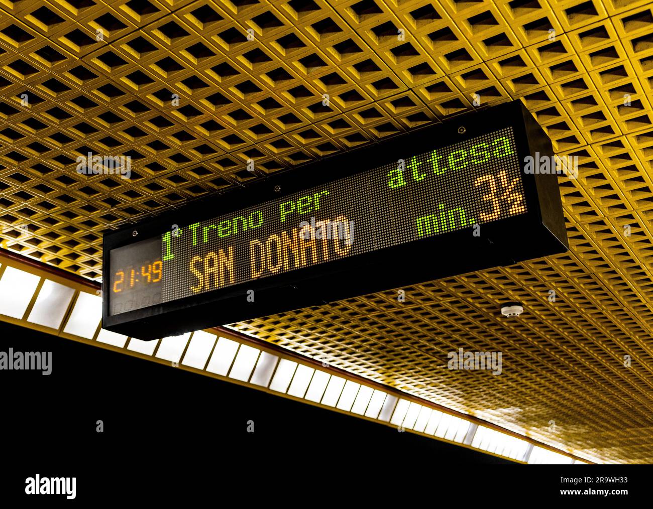 La segnaletica digitale illuminata della metropolitana informa del prossimo treno in arrivo, della linea gialla della metropolitana di Milano, del centro di Milano, Italia Foto Stock