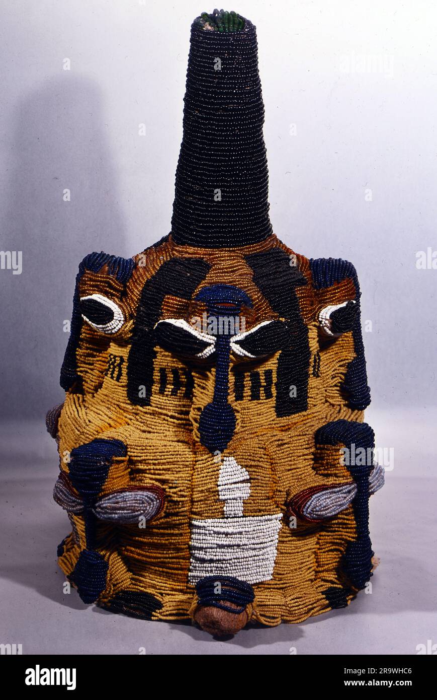 Fine Arts, countries, Nigeria, Royal Crown of the Yoruba, circa 1900, bead-work, Stolper Galleries, Monaco di Baviera, IL COPYRIGHT DELL'ARTISTA NON DEVE ESSERE CANCELLATO Foto Stock