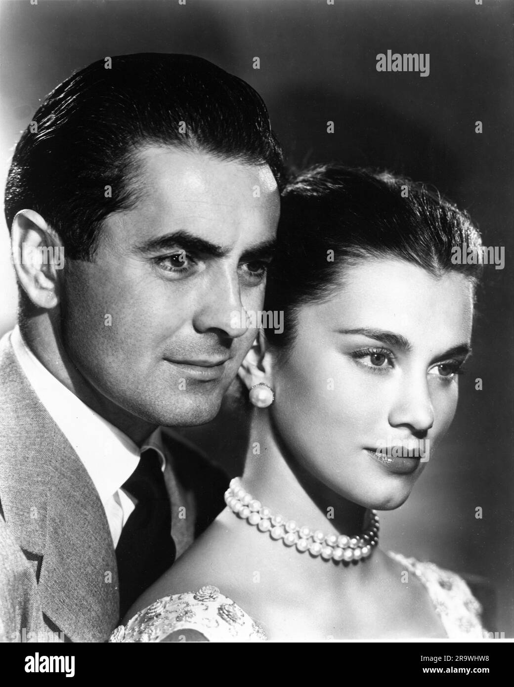 TYRONE POWER e la sua seconda moglie LINDA CHRISTIAN intorno al 1949 Ritratto pubblicitario per la Twentieth Century Fox Foto Stock