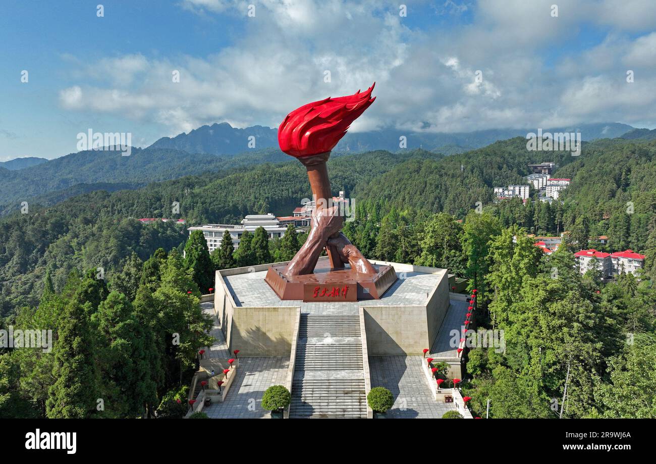 (230629) -- JI'AN, 29 giugno 2023 (Xinhua) -- questa foto aerea scattata il 28 giugno 2023 mostra una scultura a Jinggangshan, nella provincia del Jiangxi della Cina orientale. Jinggangshan, che vanta sia paesaggi naturali incontaminati che il patrimonio culturale della rivoluzione, è diventata una famosa destinazione turistica per i visitatori provenienti da casa e dall'estero. (Xinhua/Wan Xiang) Foto Stock