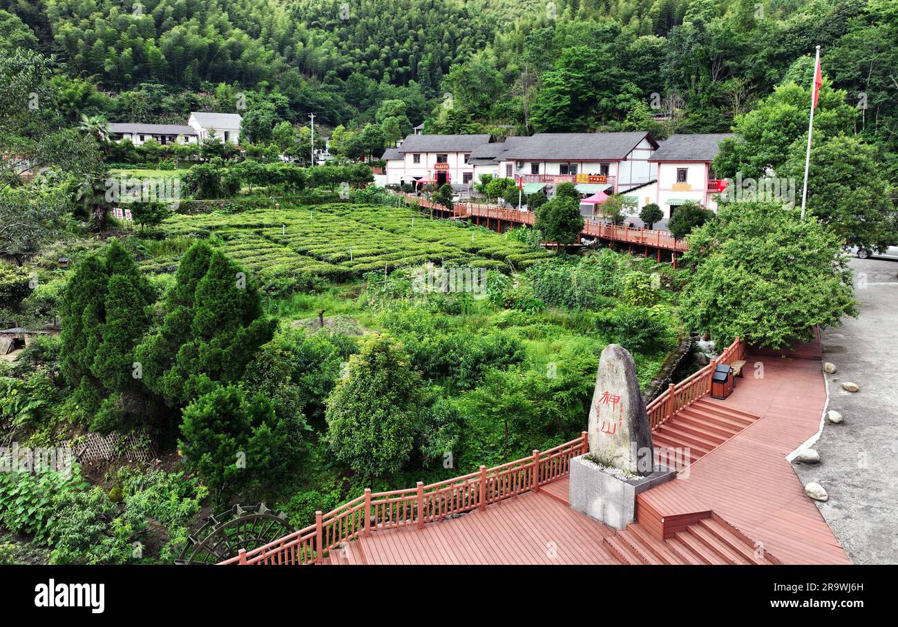 (230629) -- JI'AN, 29 giugno 2023 (Xinhua) -- questa foto aerea scattata il 28 giugno 2023 mostra una vista del villaggio di Shenshan a Jinggangshan, nella provincia del Jiangxi della Cina orientale. Jinggangshan, che vanta sia paesaggi naturali incontaminati che il patrimonio culturale della rivoluzione, è diventata una famosa destinazione turistica per i visitatori provenienti da casa e dall'estero. (Xinhua/Wan Xiang) Foto Stock
