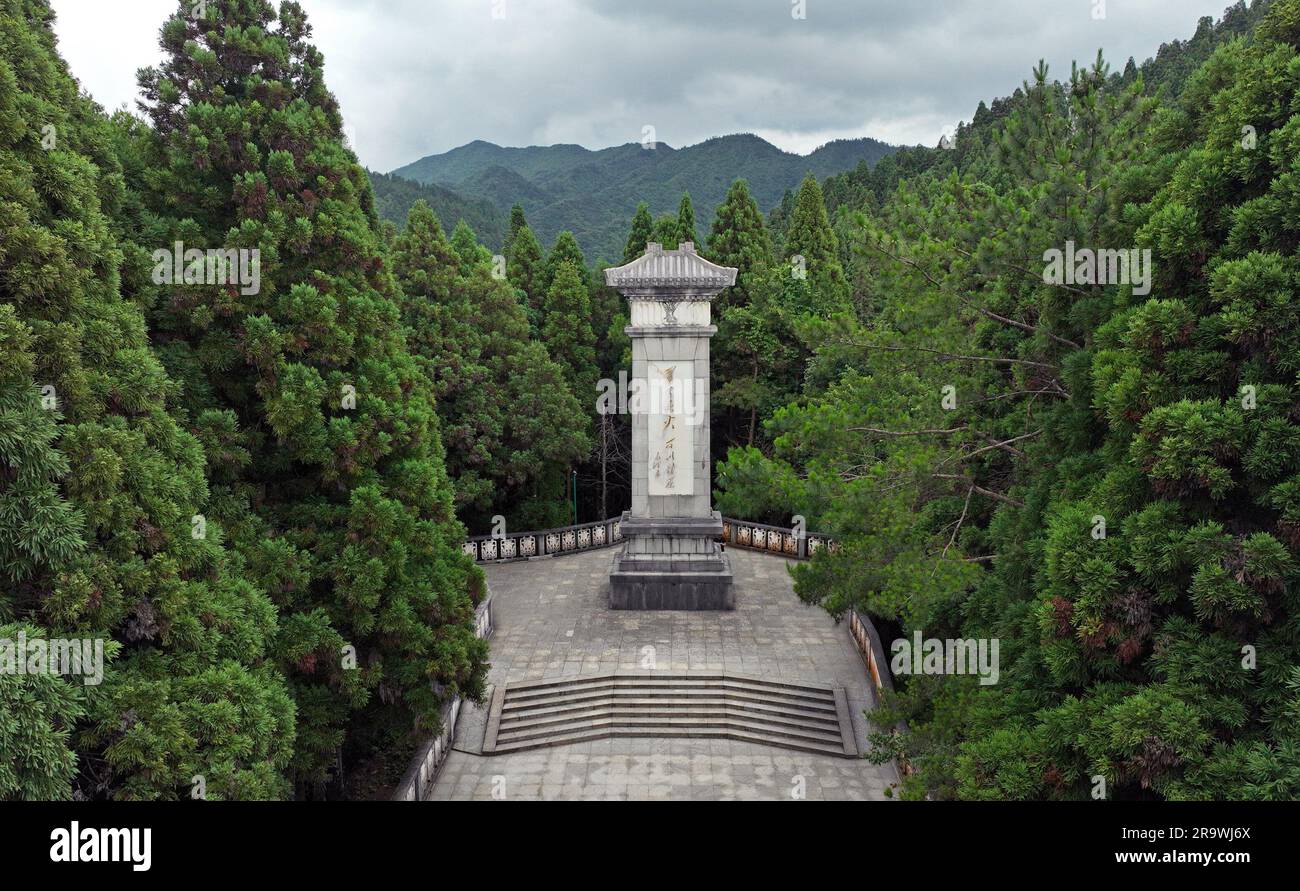(230629) -- JI'AN, 29 giugno 2023 (Xinhua) -- questa foto aerea scattata il 28 giugno 2023 mostra un monumento nel punto panoramico di Huangyangjie a Jinggangshan, nella provincia del Jiangxi della Cina orientale. Jinggangshan, che vanta sia paesaggi naturali incontaminati che il patrimonio culturale della rivoluzione, è diventata una famosa destinazione turistica per i visitatori provenienti da casa e dall'estero. (Xinhua/Wan Xiang) Foto Stock