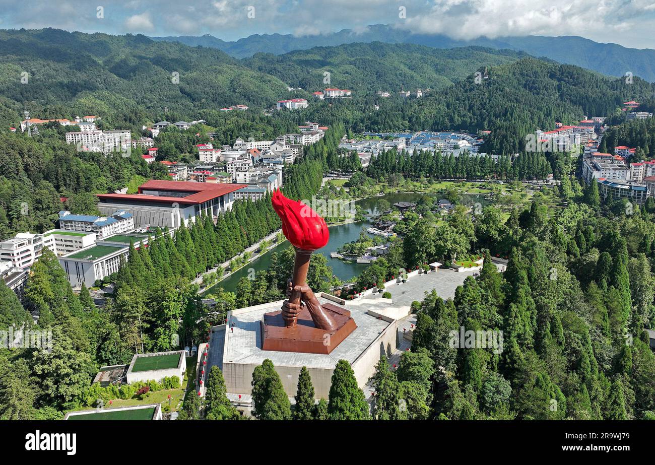 (230629) -- JI'AN, 29 giugno 2023 (Xinhua) -- questa foto aerea scattata il 28 giugno 2023 mostra una vista della città di Ciping a Jinggangshan, nella provincia del Jiangxi della Cina orientale. Jinggangshan, che vanta sia paesaggi naturali incontaminati che il patrimonio culturale della rivoluzione, è diventata una famosa destinazione turistica per i visitatori provenienti da casa e dall'estero. (Xinhua/Wan Xiang) Foto Stock