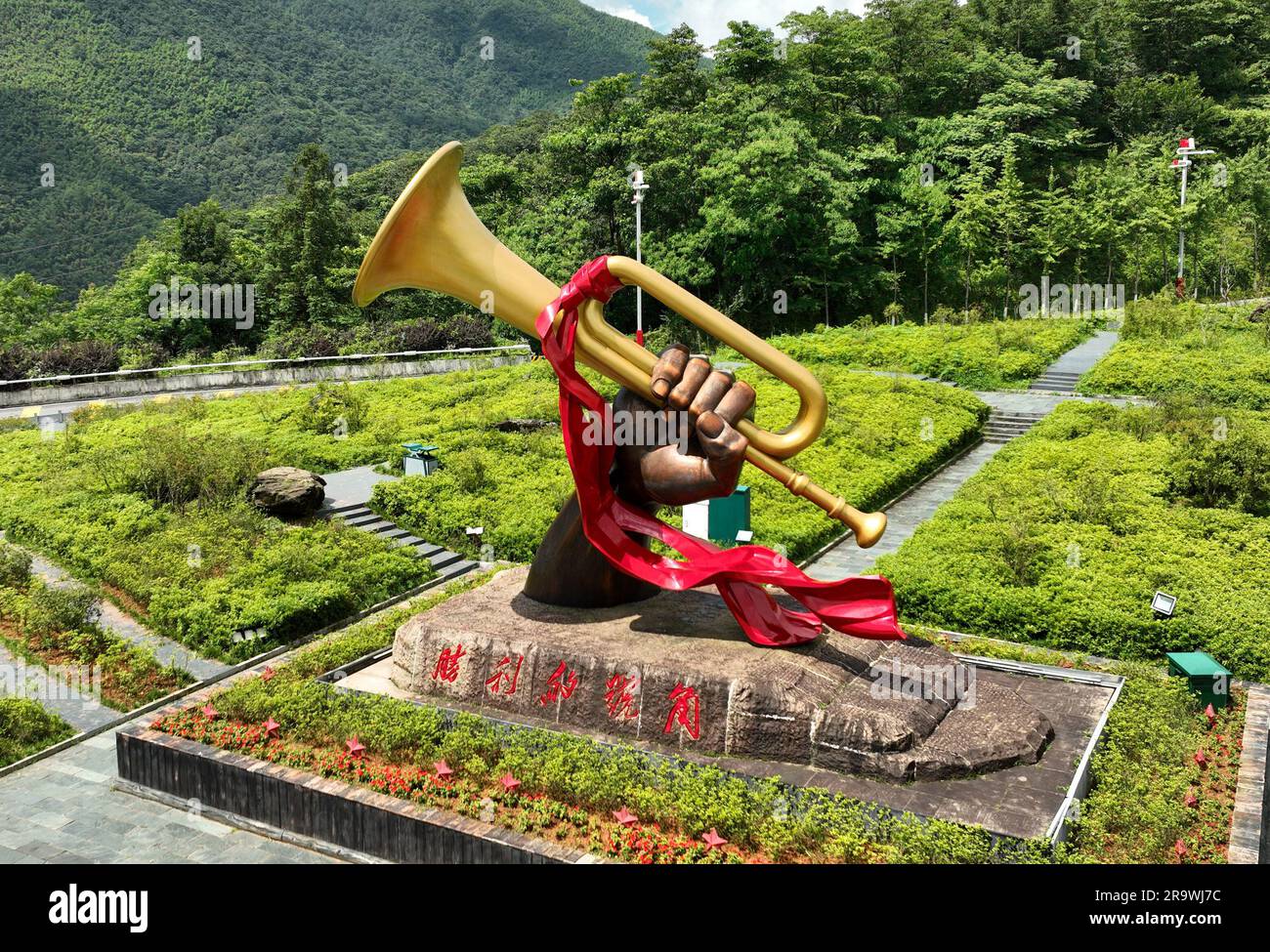 (230629) -- JI'AN, 29 giugno 2023 (Xinhua) -- questa foto aerea scattata il 28 giugno 2023 mostra una statua a Jinggangshan, nella provincia del Jiangxi della Cina orientale. Jinggangshan, che vanta sia paesaggi naturali incontaminati che il patrimonio culturale della rivoluzione, è diventata una famosa destinazione turistica per i visitatori provenienti da casa e dall'estero. (Xinhua/Wan Xiang) Foto Stock