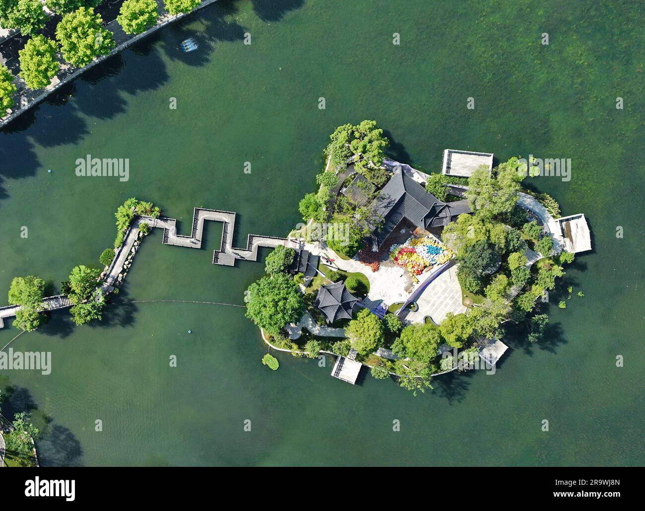 Ji'an. 28 giugno 2023. Questa foto aerea scattata il 28 giugno 2023 mostra il lago Yicui a Jinggangshan, nella provincia di Jiangxi della Cina orientale. Jinggangshan, che vanta sia paesaggi naturali incontaminati che il patrimonio culturale della rivoluzione, è diventata una famosa destinazione turistica per i visitatori provenienti da casa e dall'estero. Credito: WAN Xiang/Xinhua/Alamy Live News Foto Stock