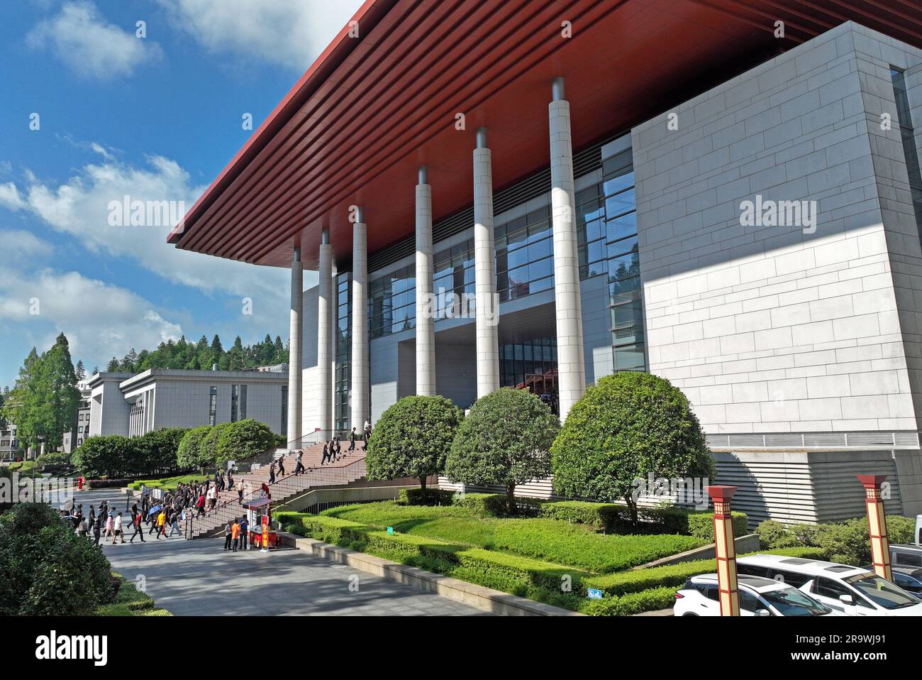 Ji'an. 28 giugno 2023. Questa foto aerea scattata il 28 giugno 2023 mostra i turisti che visitano il Museo della Rivoluzione di Jianggangshan a Jinggangshan, nella provincia di Jiangxi della Cina orientale. Jinggangshan, che vanta sia paesaggi naturali incontaminati che il patrimonio culturale della rivoluzione, è diventata una famosa destinazione turistica per i visitatori provenienti da casa e dall'estero. Credito: WAN Xiang/Xinhua/Alamy Live News Foto Stock