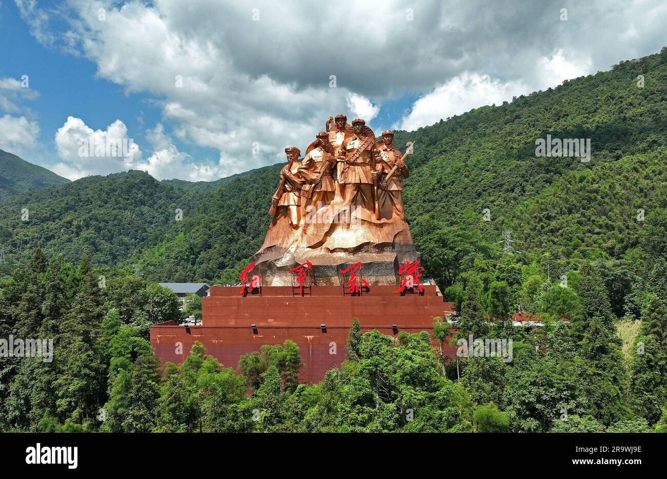 Ji'an. 28 giugno 2023. Questa foto aerea scattata il 28 giugno 2023 mostra una scultura che rappresenta i soldati dell'Armata Rossa a Jinggangshan, nella provincia del Jiangxi della Cina orientale. Jinggangshan, che vanta sia paesaggi naturali incontaminati che il patrimonio culturale della rivoluzione, è diventata una famosa destinazione turistica per i visitatori provenienti da casa e dall'estero. Credito: WAN Xiang/Xinhua/Alamy Live News Foto Stock