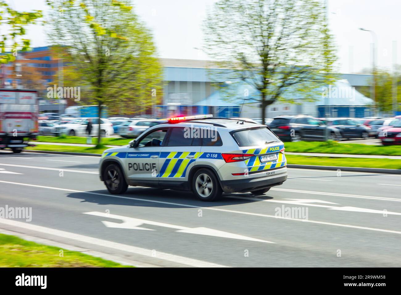 HAVIROV, REPUBBLICA CECA - 28 APRILE 2023 - Police Skoda Kodiaq SUV di Policie CR in Pursuit with Sirens on in Motion Blur Effect Foto Stock