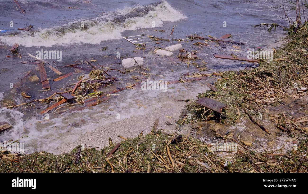 Telaio finestra di casa e altri detriti di deriva ha raggiunto le spiagge del Mar Nero a Odessa, Ucraina. Disastro ambientale causato da esplosione di Foto Stock
