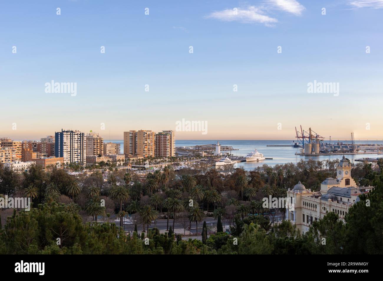 Il quartiere la Malagueta con Muelle uno al tramonto, Malaga, Spagna Foto Stock