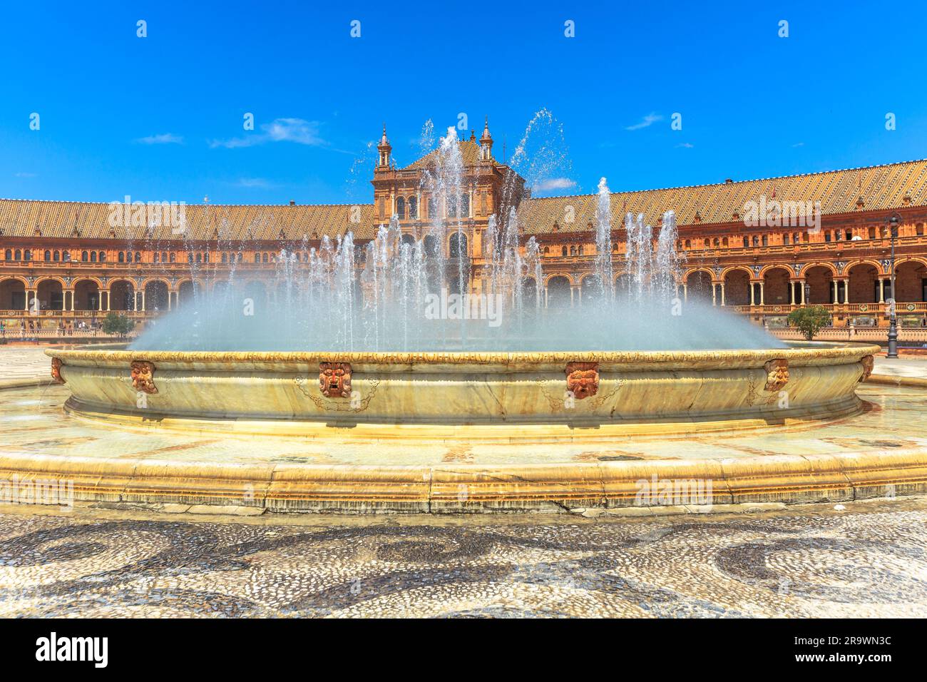 Fontana centrale di Plaza de Espana a Siviglia con edificio rinascimentale composto da archi e colonne. Piazza della Spagna in una giornata di sole, una famosa Foto Stock