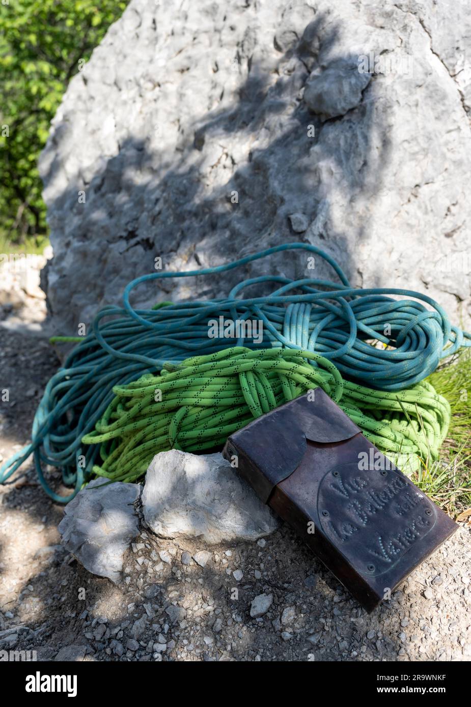 Due corde per arrampicata mezza corda e baita, arrampicata a più piazze, arrampicata via la bellezza della Venere, Val Sarca, Monti Garda, Dro Foto Stock