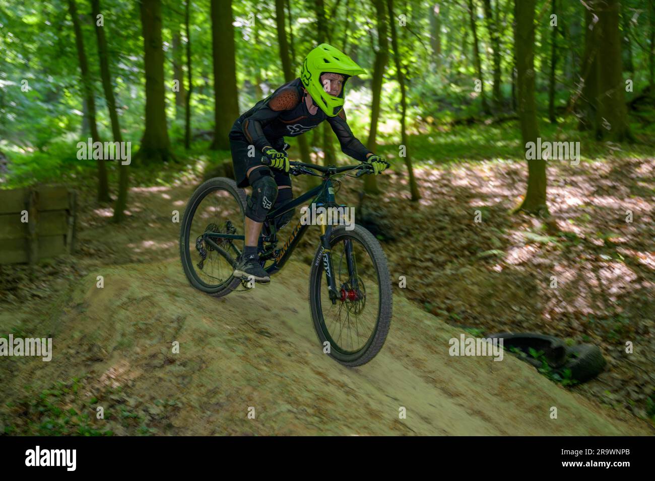 Mountain bike, Downhill bike salta su una rampa su una pista di discesa, Gudensberg, Assia, Germania Foto Stock