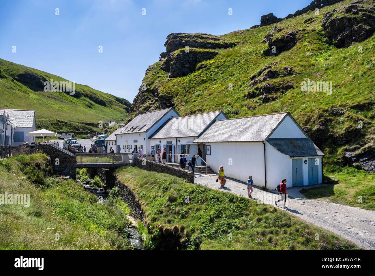Centro visitatori, struttura di catering e edificio espositivo del castello di Tintagel, North Cornwall, Inghilterra, Gran Bretagna Foto Stock