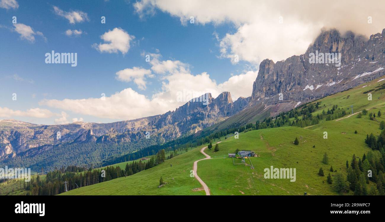 Aerea di un paesaggio montuoso nei Dolemites. Alpi italiane. Fotografia del paesaggio con droni. Europe Travel. Destinazione escursionistica. Foto Stock