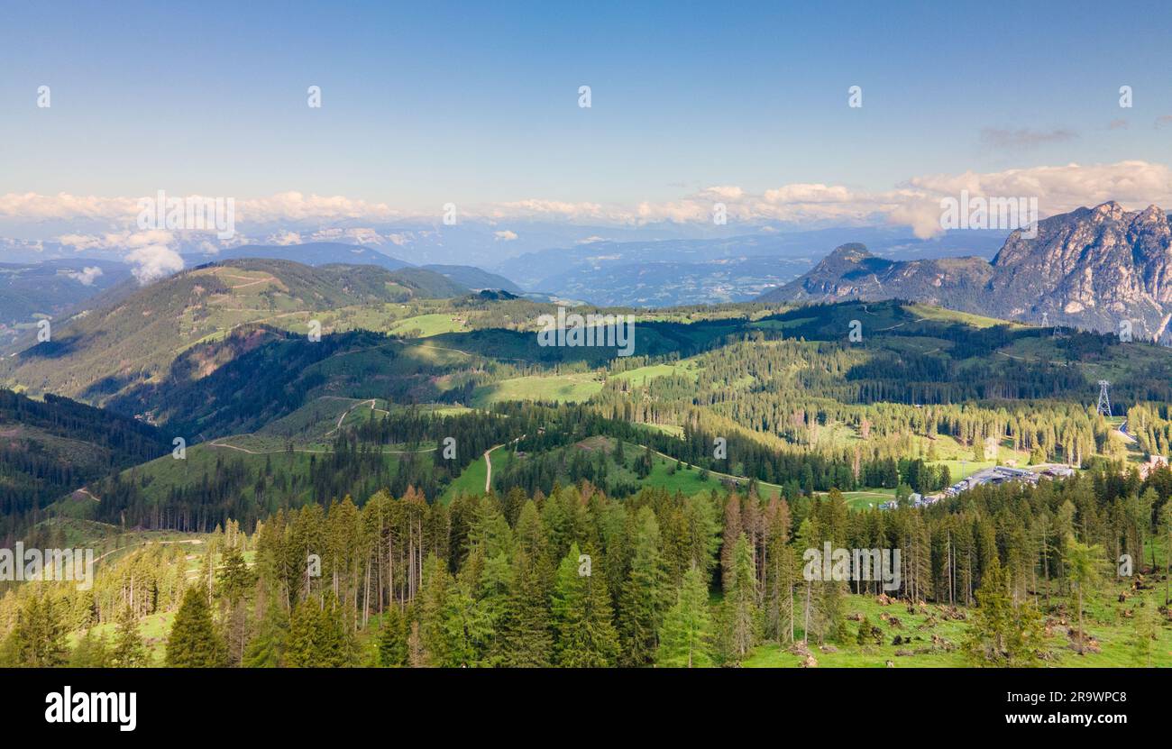 Aerea di un paesaggio montuoso nei Dolemites. Alpi italiane. Fotografia del paesaggio con droni. Europe Travel. Destinazione escursionistica. Foto Stock