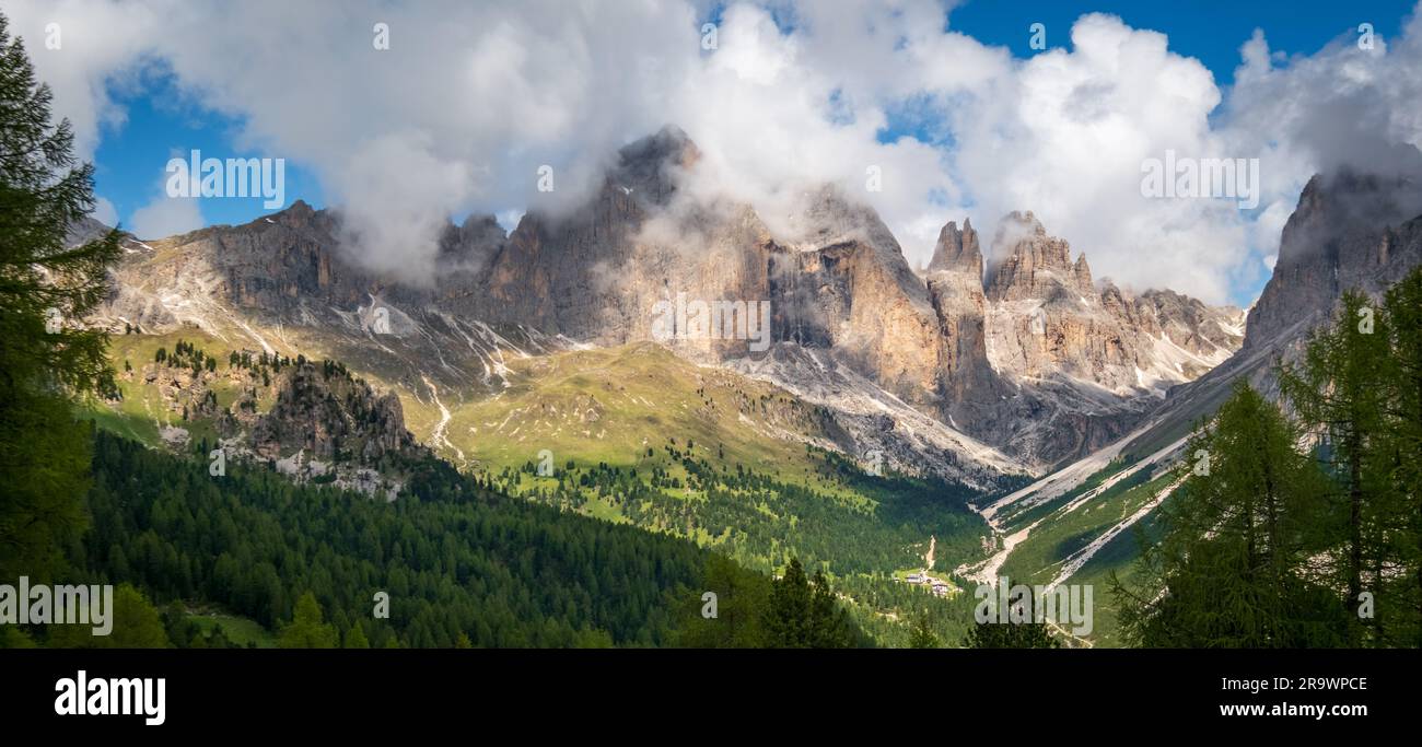 Panorama di un paesaggio montuoso nei Dolemiti. Alpi italiane. Fotografia del paesaggio con droni. Europe Travel. Destinazione escursionistica. Foto Stock
