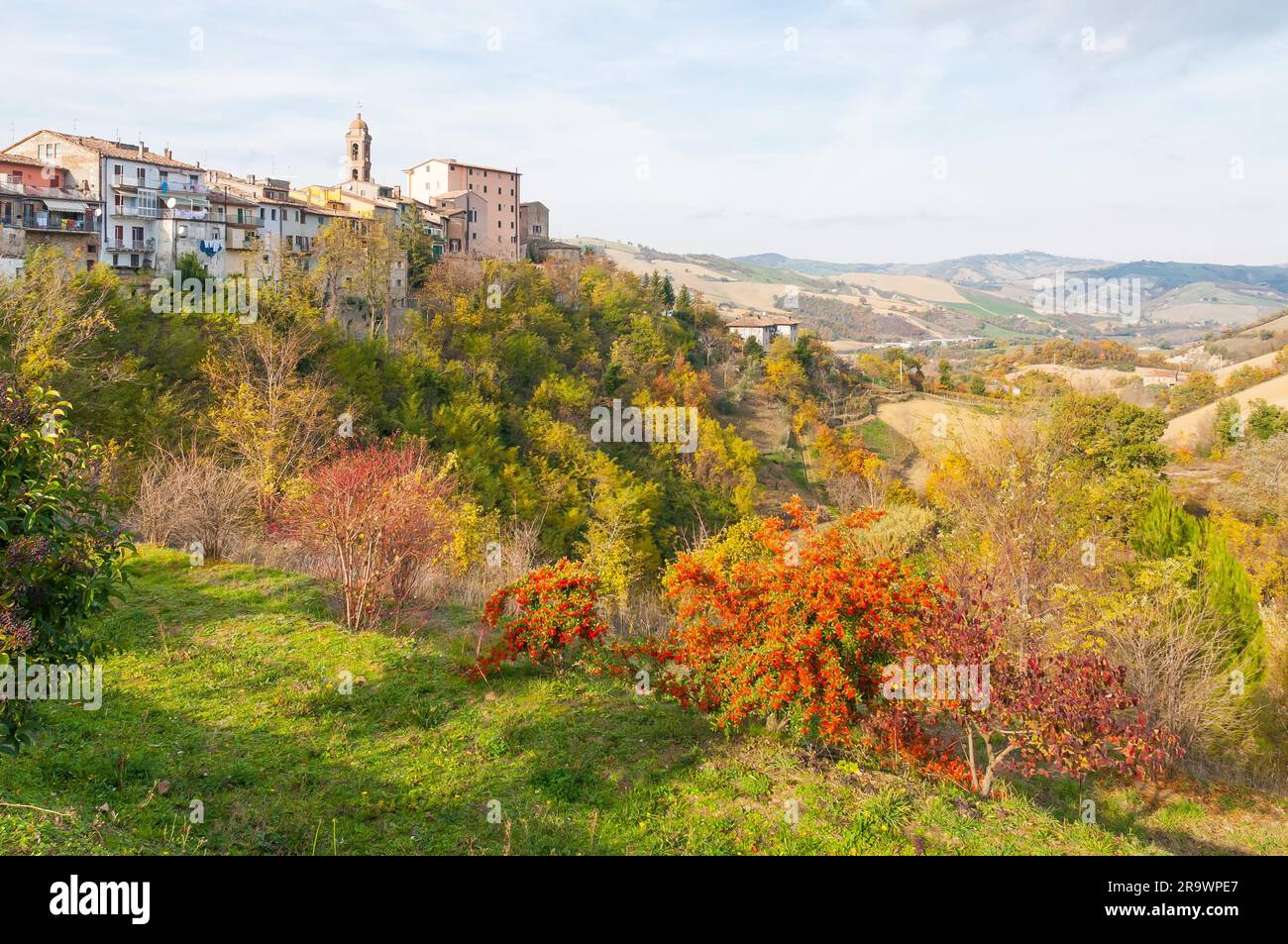 Un wiew di Sassocorvaro, una piccola città nel nord delle marche italiane Foto Stock