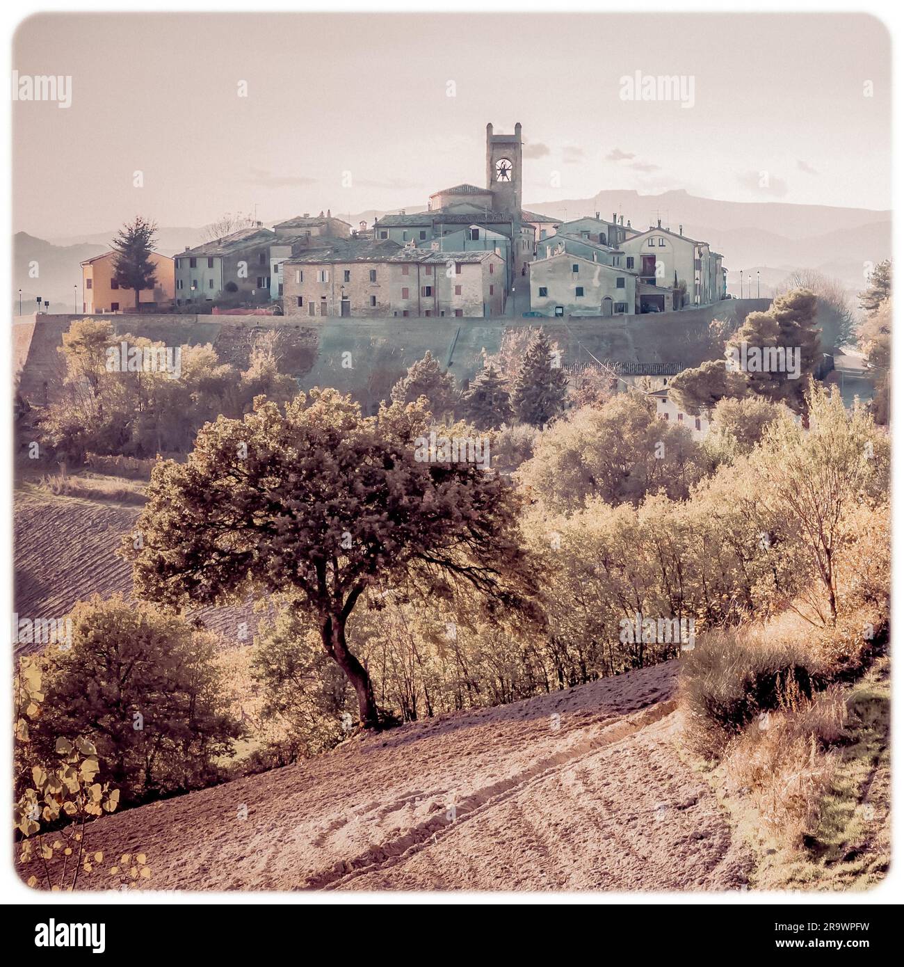 Il piccolo borgo di Montefabbri su una collina italiano della regione Marche Foto Stock