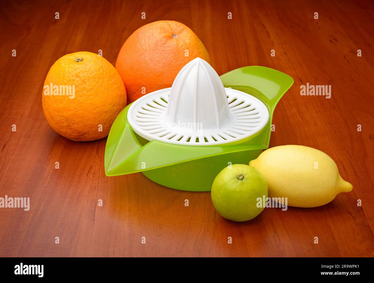 Un spremitore di agrumi con calce, limone, arancia e pompelmo Foto Stock