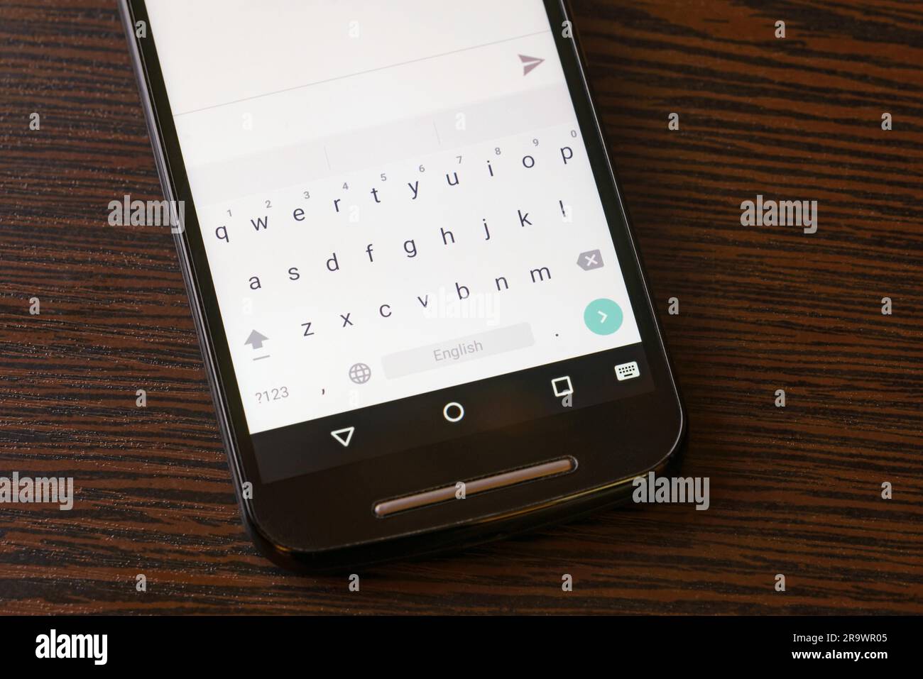 Un luminoso smartphone con tastiera qwerty mappa di testo Foto Stock