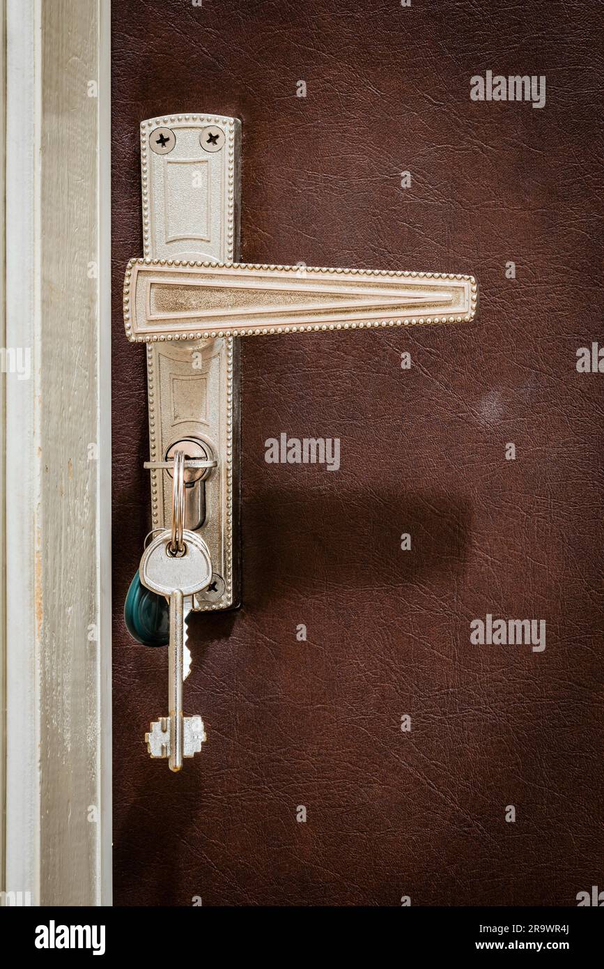 Porta di casa. Le chiavi sono inserite nella serratura della porta d' ingresso dell'appartamento Foto stock - Alamy