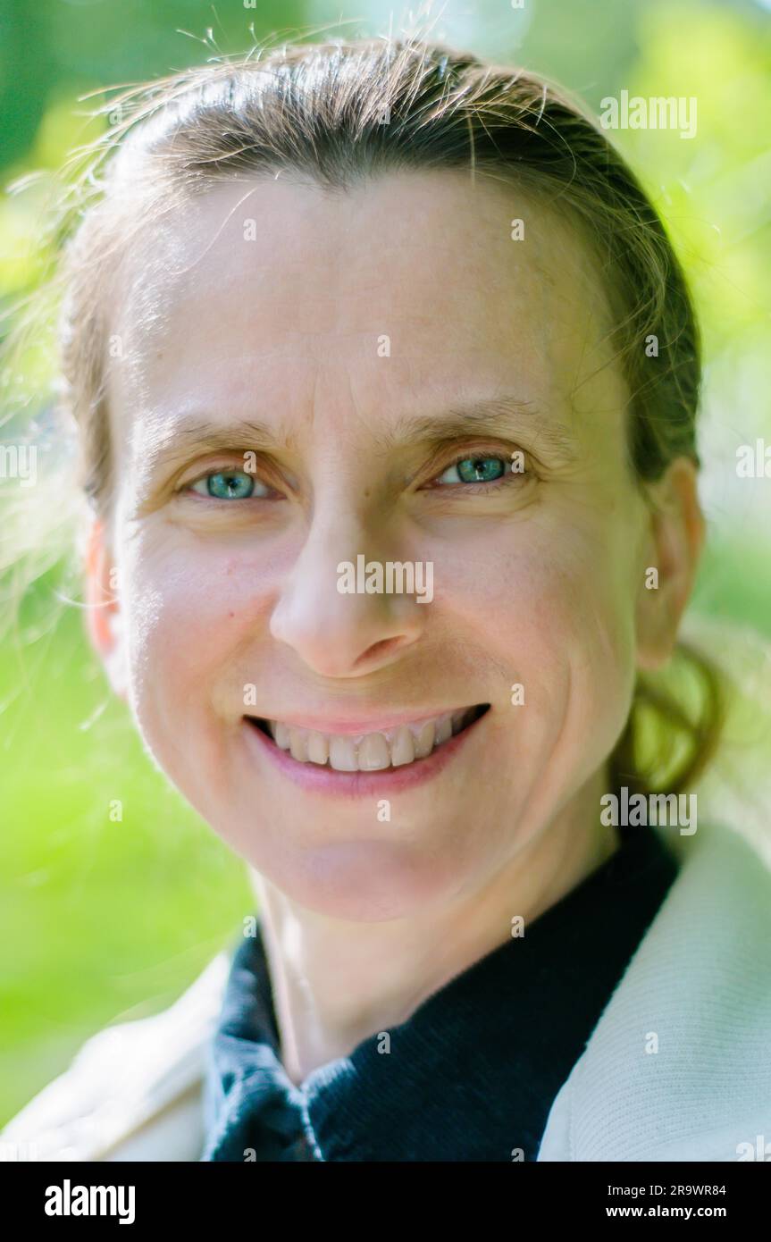 Ritratto naturale di una donna matura sorridente sotto il baldacchino Foto Stock