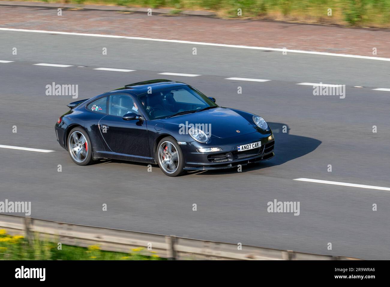2007 Porsche 911 Carrera 2 S Grey Car Coupe benzina 3824 cc; viaggia a velocità sostenuta sull'autostrada M6 a Greater Manchester, Regno Unito Foto Stock