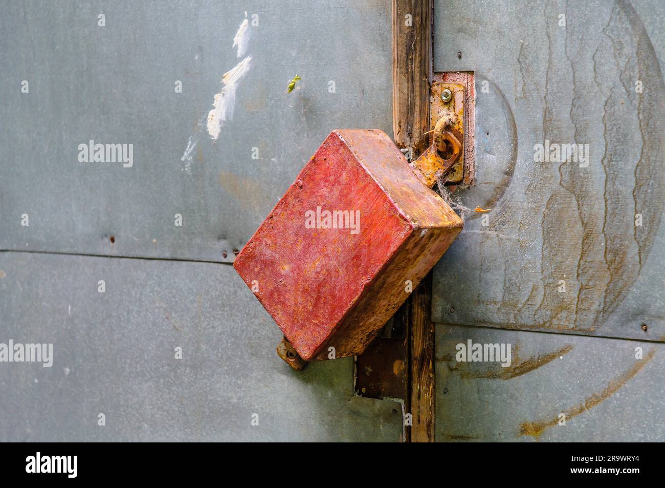 Un insolito antique serratura per chiudere una porta Foto Stock