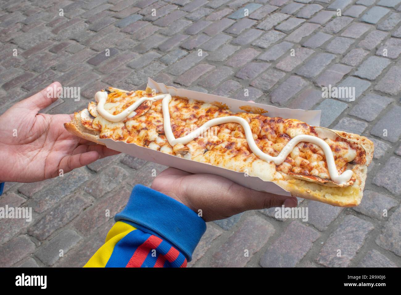 scopri il gusto della polonia con un appetitoso zapiekanka, un panino caldo su mezza baguette, abbondantemente riempito con vari condimenti, che offre una Foto Stock