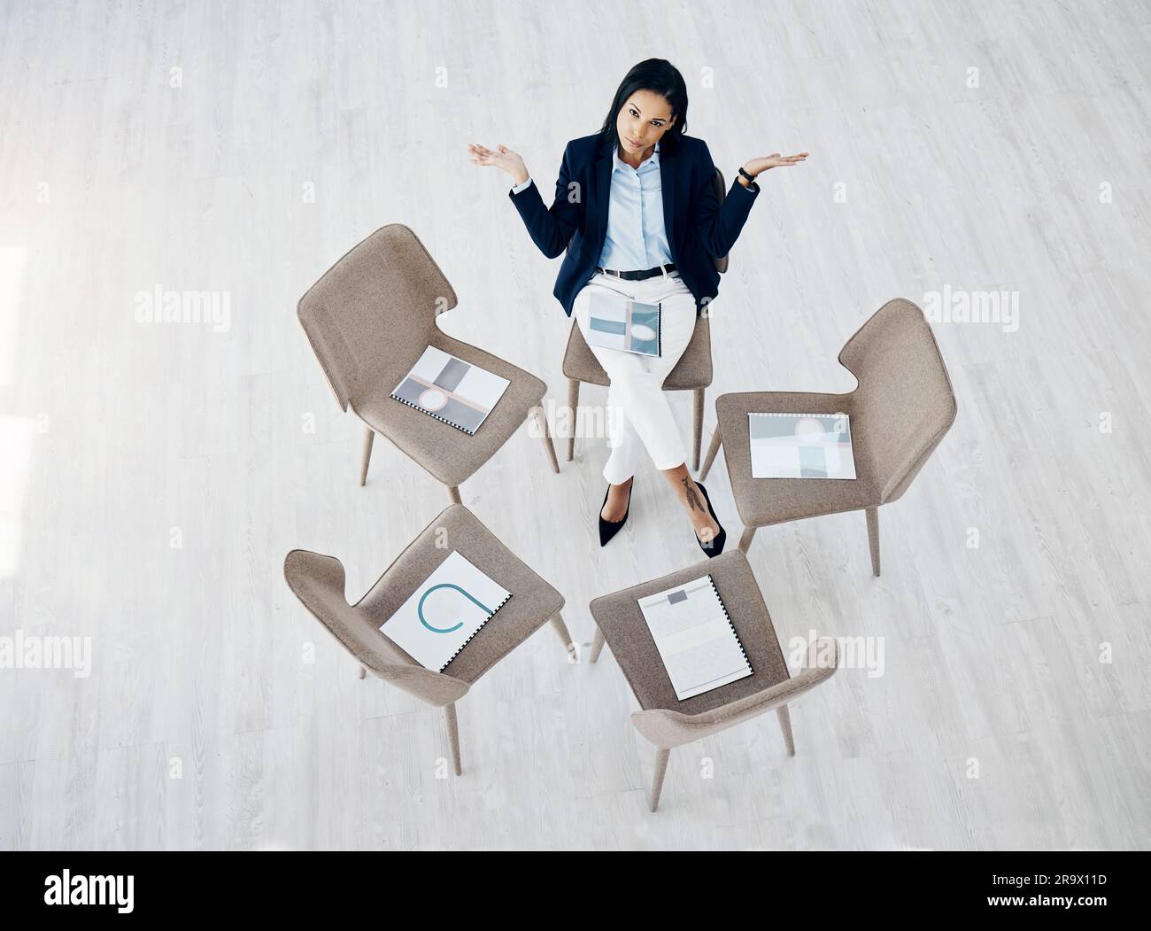 Ritratto, vuoto e in attesa di un incontro con una donna d'affari seduta su una sedia in un ufficio aziendale dall'alto. Perché, domanda e tardi con un Foto Stock