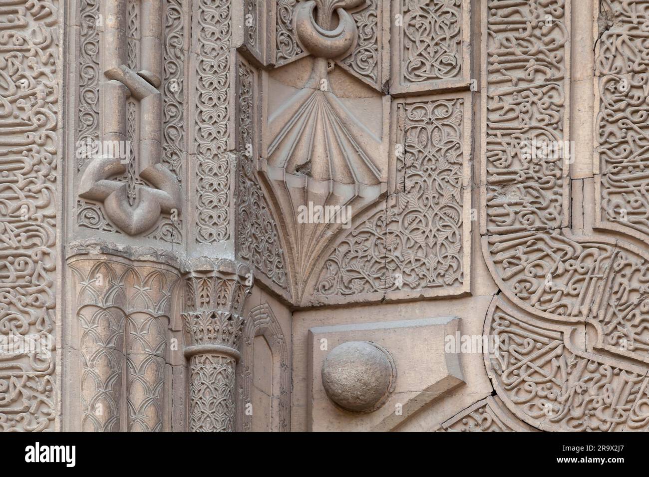 Artistici scalpellini, Ince Minare Medresesi, Museo di oggetti in legno e Stonemasonry, Konya, Turchia Foto Stock