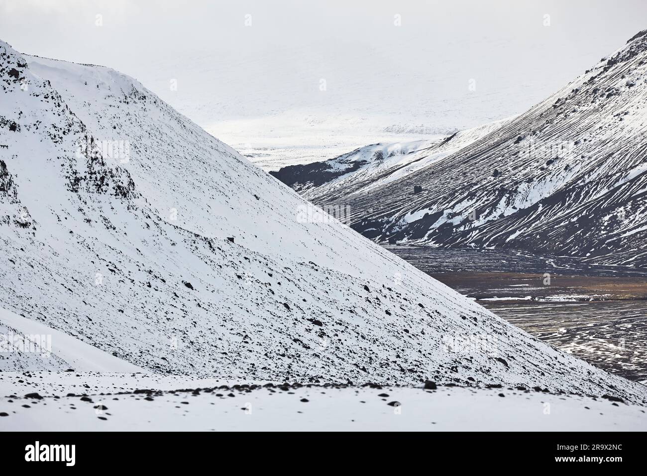 Montagne innevate e inizio dell'inverno, con vista sulla valle di Kaldidalur, vista dal ghiacciaio Langjokull, nelle Highlands, Islanda occidentale. Foto Stock