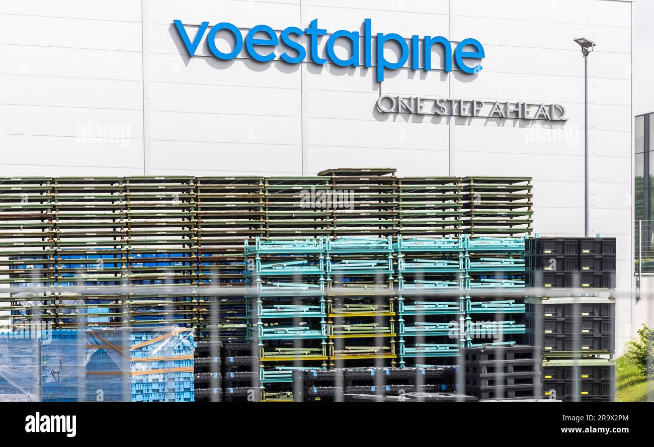 Fornitore automobilistico Voestalpine, edificio aziendale con logo, Dettingen an der Erms, Baden-Wuerttemberg, Germania Foto Stock