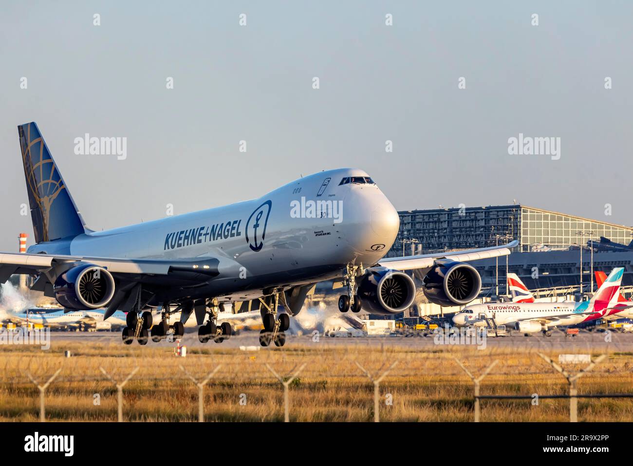 Atterraggio Jumbo Jet all'aeroporto di Stoccarda. È il penultimo Boeing 747 costruito, immatricolato N862GT, Kuehne und Nagel, Boeing 747-8F, Stoccarda Foto Stock