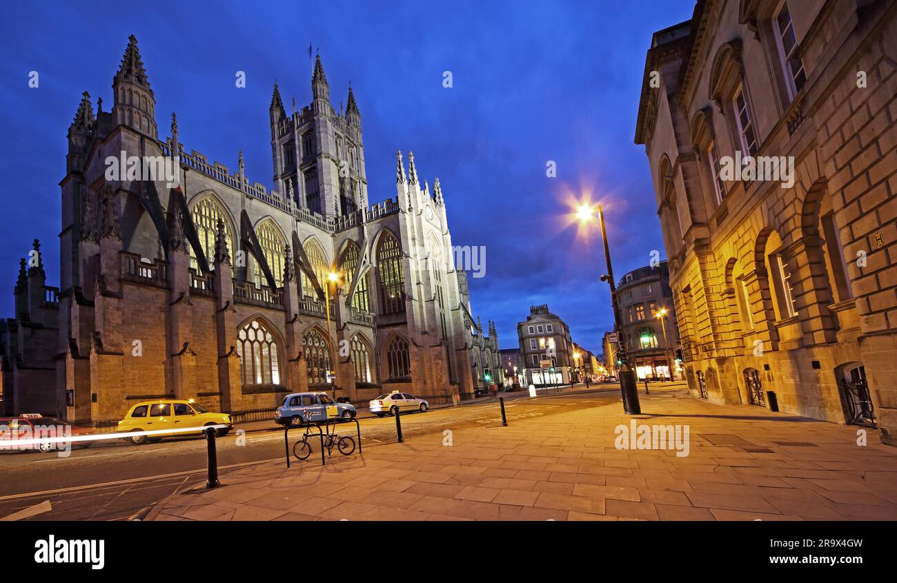 Esterno della cattedrale di Bath nel centro della città, chiesa abbaziale di San Pietro e San Paolo al tramonto, Cheap St, Somerset, Inghilterra, Regno Unito, BA1 1LT Foto Stock