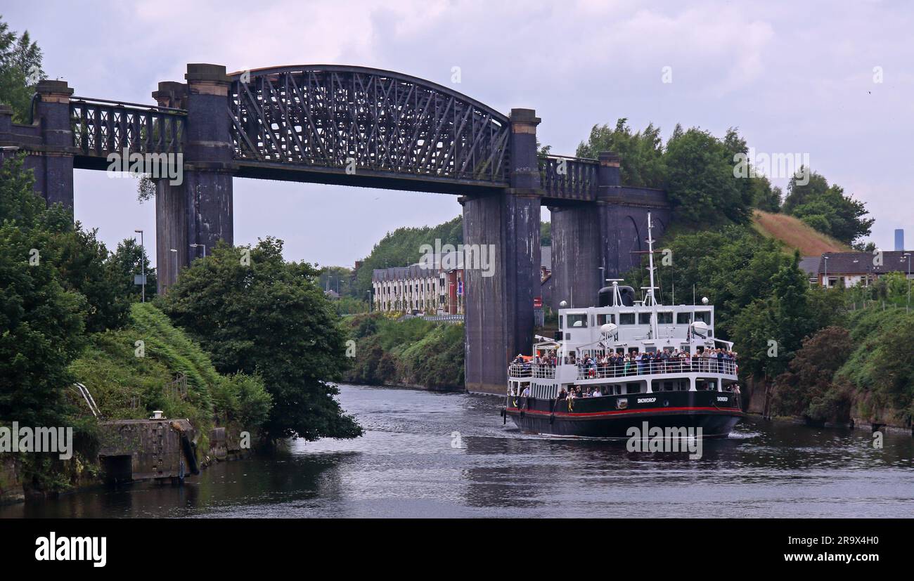 Mersey Ferry Snowdrop, attraversando Warrington in direzione est a Latchford Locks, sulla strada per Salford Quays, NW England, UK WA4 1NN Foto Stock